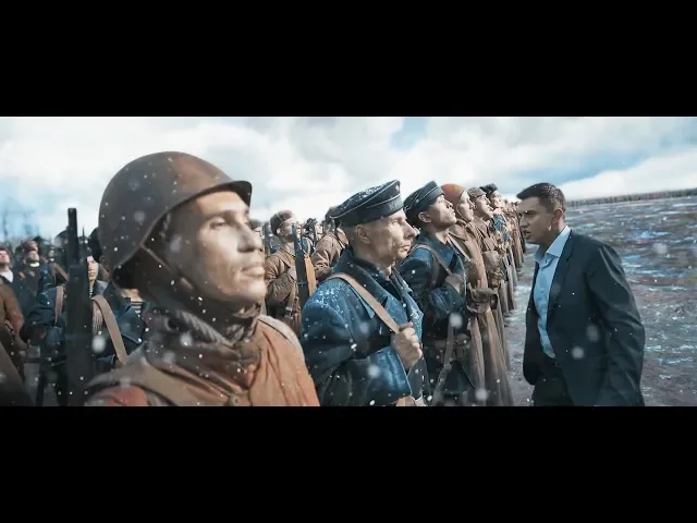 小伙私自盗挖二战遗址,穿着西装竟意外穿越到苏德战场,虽然刀枪不入,但残酷战斗依然吓傻小伙!